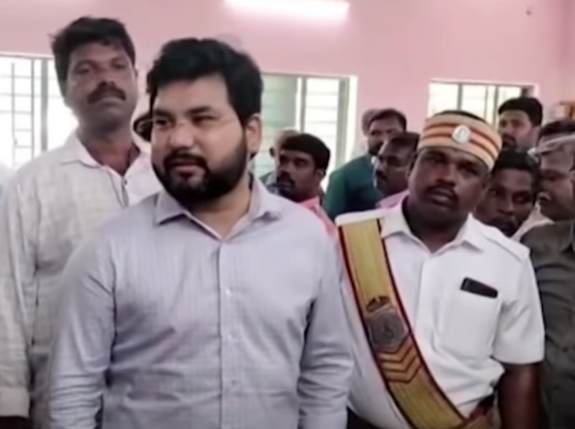 “செல்போனில் மூழ்கிய அதிகாரிகள் மீது ஆட்சியர் கடும் கண்டனம் – ‘பணி நீக்கம் செய்வேன்!’ எச்சரிக்கை”