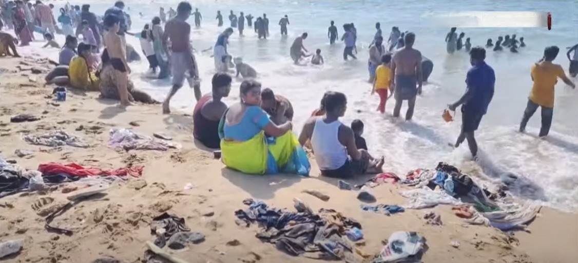 திருச்செந்தூர் கடற்கரையின் அவலம் : கடலுக்குள் கிடக்கும் துணிகள்.. முகம் சுளிக்கும் முருக பக்தர்கள்