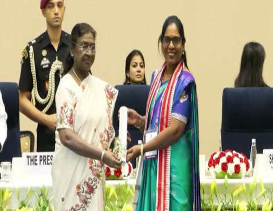 “அறிவின் தீபம் ஏற்றிய குருவுக்கு – ஆசிரியர் தினத்தில் பெருமை விருது”