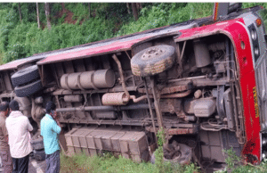 “திடீர் திருப்பத்தில் பேருந்து புரண்டது -பயணிகளின் அதிர்ச்சி தருணம்!”