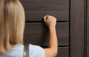 “பருகூரில் பரபரப்பு: நள்ளிரவு 2 மணிக்கு வீடுகளின் கதவைத் தட்டிய மர்ம இளம்பெண்”