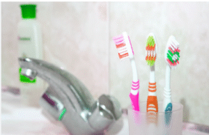 “குளியலறையில் பல் துலக்குதலை வைப்பதில் உள்ள மறைந்த ஆபத்து”