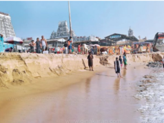 “திருச்செந்தூரில் 20 ஆண்டுகளாக கடலறிப்பு: மணல் மறைந்து பக்தர்கள் பாதிப்பு!”