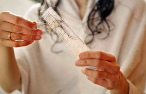 “40 வயதுக்குப் பிறகு முடி உதிர்தல் வருமா? இந்த விஷயத்தை தினமும் செய்யுங்கள்!”