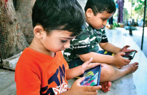 குழந்தைகள் அதிகமாக செல்போனைப் பார்க்கிறார்களா?