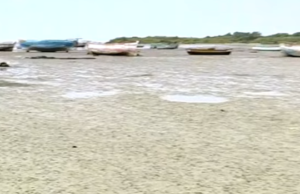 “தண்ணீர் இல்லாத கடல்… தரையில் சிக்கிய படகுகள்… தவிக்கும் மீனவர்கள்”