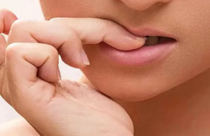 உங்களுக்கு நகம் கடிக்கும் பழக்கம் இருக்கா? நிறுத்தாவிட்டால் அது எவ்வளவு ஆபத்தானது தெரியுமா?