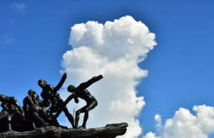 ”தலைவர்கள் இல்லாத நினைவுச் சின்னம் – உழைப்பாளிக்கான மெரினா சிலை”