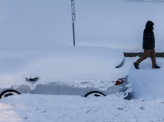 “USA Frozen! பனிப்புயல் காரணமாக மின் பாதிப்பு, உணவு கடைகள் காலி”