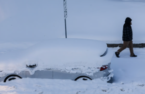 “USA Frozen! பனிப்புயல் காரணமாக மின் பாதிப்பு, உணவு கடைகள் காலி”