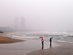 ”மழையும் கடலின் அழகும்! சென்னை ஈசிஆரில் மழைக்குள் ரசனை பயணம்”!