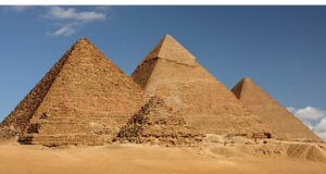 “4500 ஆண்டுகளாக சவால் விடும் கட்டிடம்: மனித அறிவின் உச்சம் பிரமிடுகள்”