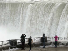 ”உலக அதிசயம் பனிக்குள்… நயக்கரா நீர்வீழ்ச்சியில் அபூர்வ காட்சி”!