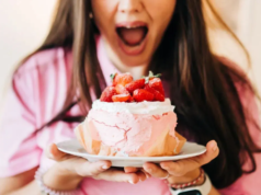 உங்களுக்கு அதிக இனிப்புகள் சாப்பிட வேண்டும் என்ற எண்ணம் ஏற்படுகிறதா? இது ஏன் நடக்கிறது?