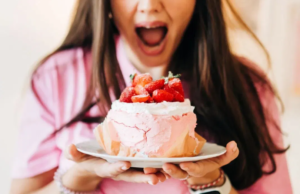 உங்களுக்கு அதிக இனிப்புகள் சாப்பிட வேண்டும் என்ற எண்ணம் ஏற்படுகிறதா? இது ஏன் நடக்கிறது?