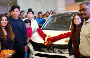 14 வயதில் இமாலய சாதனை: ஐபிஎல் நட்சத்திரம் வைபவ் சூரியவன்ஷிக்கு ‘டாடா கர்வ்’ கார் பரிசு! இளம் கிரிக்கெட் வீரர் வைபவ் சூரியவன்ஷி புதிய டாடா கர்வ் காருடன் இருக்கும் படம்