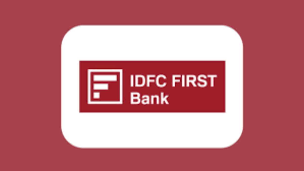 IDFC First வங்கியின் பெயர்ப்பலகை மற்றும் பங்குச்சந்தை சரிவு குறித்த விளக்கப்படம்