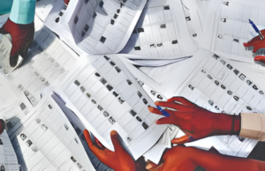 தமிழக தேர்தல் 2026: இறுதி வாக்காளர் பட்டியல் வெளியீடு – உங்கள் பெயர் இருக்கிறதா என சரிபார்ப்பது எப்படி? சென்னை மாவட்ட தேர்தல் அலுவலர் குமரகுருபரன் இறுதி வாக்காளர் பட்டியலை வெளியிடும் காட்சி