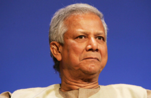 முகமது யூனுஸ் என்னை ‘அரண்மனை கைதி’ ஆக்கினார்: வங்கதேச அதிபர் முகமது சஹாபுதீன் பகீர் குற்றச்சாட்டு! வங்கதேச அதிபர் முகமது சஹாபுதீன் தனது அலுவலகத்தில் பேட்டியளிக்கும் காட்சி