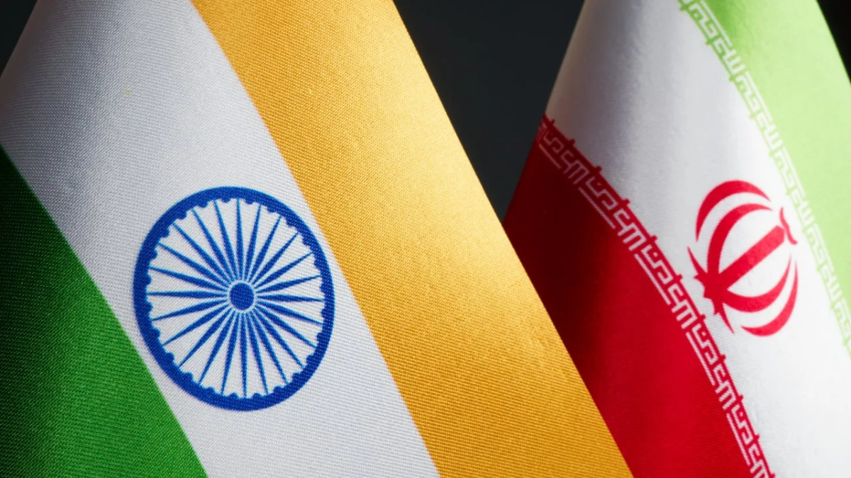 ஈரானில் உள்ள இந்தியத் தூதரகம் மற்றும் அங்கிருந்து வெளியேறும் மக்கள்