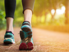 உடல் எடையைக் குறைக்க தினமும் எத்தனை அடிகள் நடக்க வேண்டும்? ஒரு முழுமையான வழிகாட்டி! ஒரு நபர் பூங்காவில் விறுவிறுப்பாக நடைப்பயிற்சி செய்யும் காட்சி