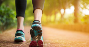 உடல் எடையைக் குறைக்க தினமும் எத்தனை அடிகள் நடக்க வேண்டும்? ஒரு முழுமையான வழிகாட்டி! ஒரு நபர் பூங்காவில் விறுவிறுப்பாக நடைப்பயிற்சி செய்யும் காட்சி