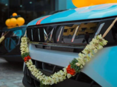 புதிய கார் வாங்கப்போறீங்களா? காத்திருப்பு காலத்தைக் குறைக்க இதோ 5 ரகசிய வழிகள்! ஷோரூமில் டெலிவரிக்குத் தயாராக இருக்கும் புதிய கார்கள்