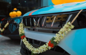 புதிய கார் வாங்கப்போறீங்களா? காத்திருப்பு காலத்தைக் குறைக்க இதோ 5 ரகசிய வழிகள்! ஷோரூமில் டெலிவரிக்குத் தயாராக இருக்கும் புதிய கார்கள்