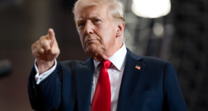 4 வாரங்களில் ஈரான் போர் முடிவுக்கு வரும்? – அதிபர் ட்ரம்ப் வெளியிட்ட அதிரடி காலக்கெடு! அமெரிக்க அதிபர் ட்ரம்ப் ஈரான் போர் குறித்து உரையாற்றும் காட்சி