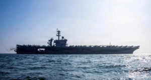 அதிர்ச்சியில் அமெரிக்கா: ஈரான் ஏவுகணை தாக்குதலில் ‘யுஎஸ்எஸ் ஆபிரகாம் லிங்கன்’ போர்க்கப்பல் சேதம்! பாரசீக வளைகுடாவில் தீப்பற்றி எரியும் அமெரிக்க போர்க்கப்பல் மற்றும் ஈரானின் ஏவுகணைகள்