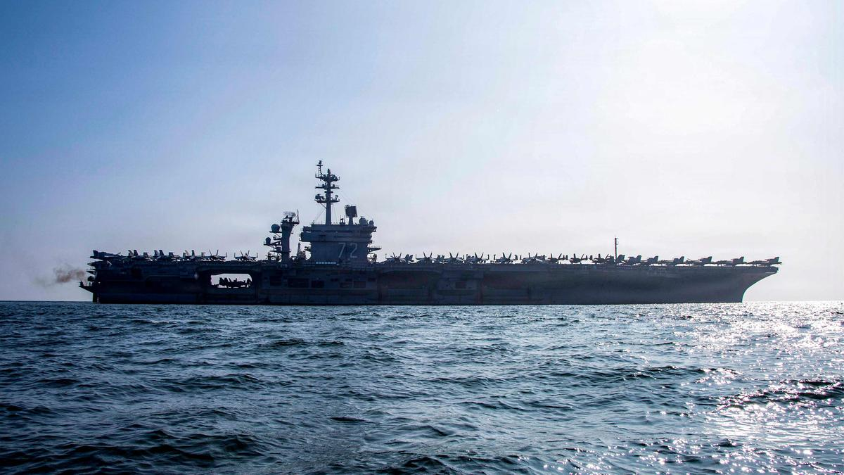 பாரசீக வளைகுடாவில் தீப்பற்றி எரியும் அமெரிக்க போர்க்கப்பல் மற்றும் ஈரானின் ஏவுகணைகள்