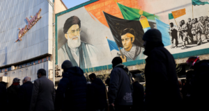 பாகிஸ்தானில் ரத்த ஆறு: காமேனி மரணத்திற்குப் பழிவாங்க அமெரிக்கத் தூதரகங்கள் மீது தாக்குதல் – 21 பேர் பலி! பாகிஸ்தானில் எரியும் அமெரிக்கத் தூதரகம் மற்றும் போராட்டக்காரர்கள்