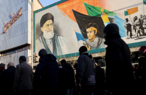 பாகிஸ்தானில் ரத்த ஆறு: காமேனி மரணத்திற்குப் பழிவாங்க அமெரிக்கத் தூதரகங்கள் மீது தாக்குதல் – 21 பேர் பலி! பாகிஸ்தானில் எரியும் அமெரிக்கத் தூதரகம் மற்றும் போராட்டக்காரர்கள்