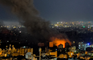 தீவிரம் அடையும் போர்: இஸ்ரேல் தளத்தைத் தாக்கிய ஹிஸ்புல்லா – லெபனான் மீது ‘ஆபரேஷன் ரோரிங் லயன்’ தாக்குதல்! லெபனான் தலைநகர் பெய்ரூட்டில் இஸ்ரேலிய போர் விமானங்கள் நடத்தும் வான்வழித் தாக்குதல்