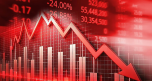 பங்குச்சந்தையில் பெரும் சரிவு: ஈரான் போரால் சென்செக்ஸ் 1,100 புள்ளிகள் வீழ்ச்சி – முதலீட்டாளர்களுக்குப் பல லட்சம் கோடி நஷ்டம்! மும்பை பங்குச்சந்தை குறியீட்டு எண் சரிவதைக் காட்டும் வரைபடம்