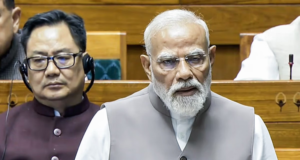 இந்தியாவிற்கு எரிசக்தி தட்டுப்பாடு அபாயமா? பிரதமர் மோடியின் முக்கிய எச்சரிக்கை மற்றும் தற்காப்பு நடவடிக்கைகள்! நாடாளுமன்ற மக்களவையில் பிரதமர் நரேந்திர மோடி எரிசக்தி பாதுகாப்பு குறித்து உரையாற்றும் காட்சி