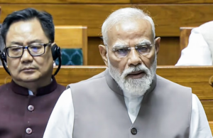 இந்தியாவிற்கு எரிசக்தி தட்டுப்பாடு அபாயமா? பிரதமர் மோடியின் முக்கிய எச்சரிக்கை மற்றும் தற்காப்பு நடவடிக்கைகள்! நாடாளுமன்ற மக்களவையில் பிரதமர் நரேந்திர மோடி எரிசக்தி பாதுகாப்பு குறித்து உரையாற்றும் காட்சி