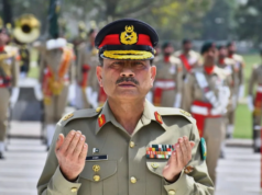 “ஈரானுக்கே போயிருங்க!” – ஷியா முஸ்லிம்களைச் சீண்டிய பாகிஸ்தான் ராணுவ தளபதி: வெடித்தது புதிய சர்ச்சை! பாகிஸ்தான் ராணுவ தளபதி ஆசிம் முனீர் மற்றும் போராட்டத்தில் ஈடுபட்டுள்ள ஷியா அமைப்பினர்