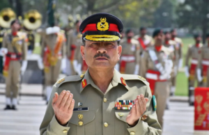 “ஈரானுக்கே போயிருங்க!” – ஷியா முஸ்லிம்களைச் சீண்டிய பாகிஸ்தான் ராணுவ தளபதி: வெடித்தது புதிய சர்ச்சை! பாகிஸ்தான் ராணுவ தளபதி ஆசிம் முனீர் மற்றும் போராட்டத்தில் ஈடுபட்டுள்ள ஷியா அமைப்பினர்