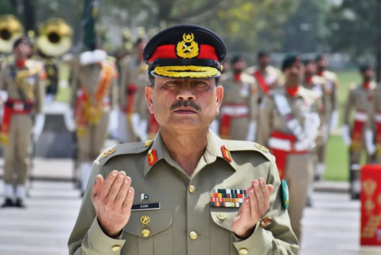 “ஈரானுக்கே போயிருங்க!” – ஷியா முஸ்லிம்களைச் சீண்டிய பாகிஸ்தான் ராணுவ தளபதி: வெடித்தது புதிய சர்ச்சை! பாகிஸ்தான் ராணுவ தளபதி ஆசிம் முனீர் மற்றும் போராட்டத்தில் ஈடுபட்டுள்ள ஷியா அமைப்பினர்