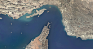 இன்று முதல் ஹார்முஸ் ஜலசந்தி ஈரானின் பிடியில்! அமெரிக்கா மற்றும் இஸ்ரேல் கப்பல்கள் நுழையத் தடை – இந்தியா உள்ளிட்ட நாடுகளுக்கு இதன் தாக்கம் என்ன? ஹார்முஸ் ஜலசந்தி வழியாகச் செல்லும் எண்ணெய் டாங்கர் கப்பல்கள் மற்றும் ஈரானிய கடற்படை ரோந்துப் படகுகள்