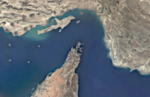 இன்று முதல் ஹார்முஸ் ஜலசந்தி ஈரானின் பிடியில்! அமெரிக்கா மற்றும் இஸ்ரேல் கப்பல்கள் நுழையத் தடை – இந்தியா உள்ளிட்ட நாடுகளுக்கு இதன் தாக்கம் என்ன? ஹார்முஸ் ஜலசந்தி வழியாகச் செல்லும் எண்ணெய் டாங்கர் கப்பல்கள் மற்றும் ஈரானிய கடற்படை ரோந்துப் படகுகள்